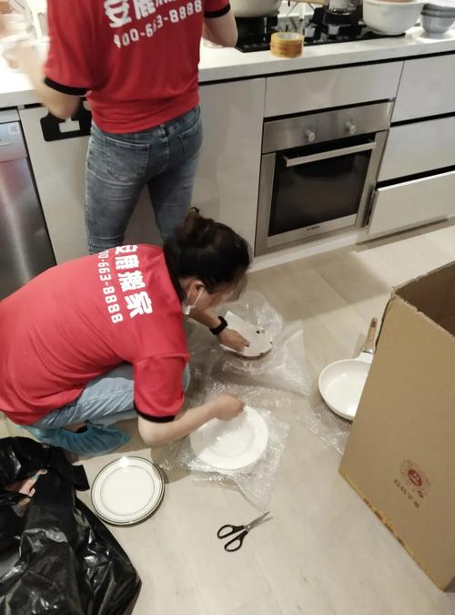 日式搬家服务中电视机等较为贵重的大家电,他们会先给电视机底部铺上